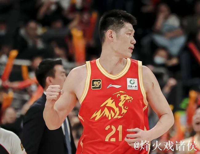 胡金秋正面封盖,强势拒绝莫兰德的篮下突破。 胡金秋正面封盖,强势拒绝莫兰德的篮下突破。